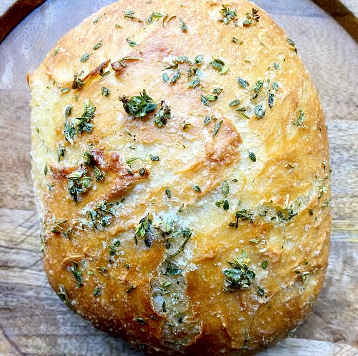 Dit knoflookbrood kan iedereen bakken, zonder kneden maar vol smaak!