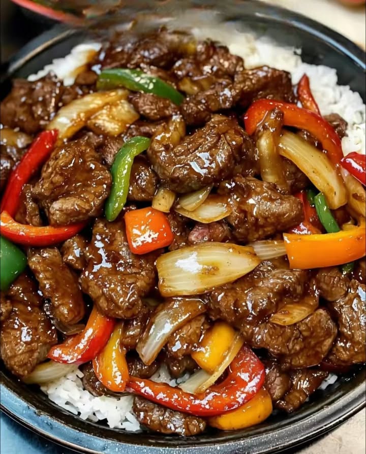 Sneller dan bij de Chinees en 1000x lekkerder, rundvleessteak met uien en paprika!